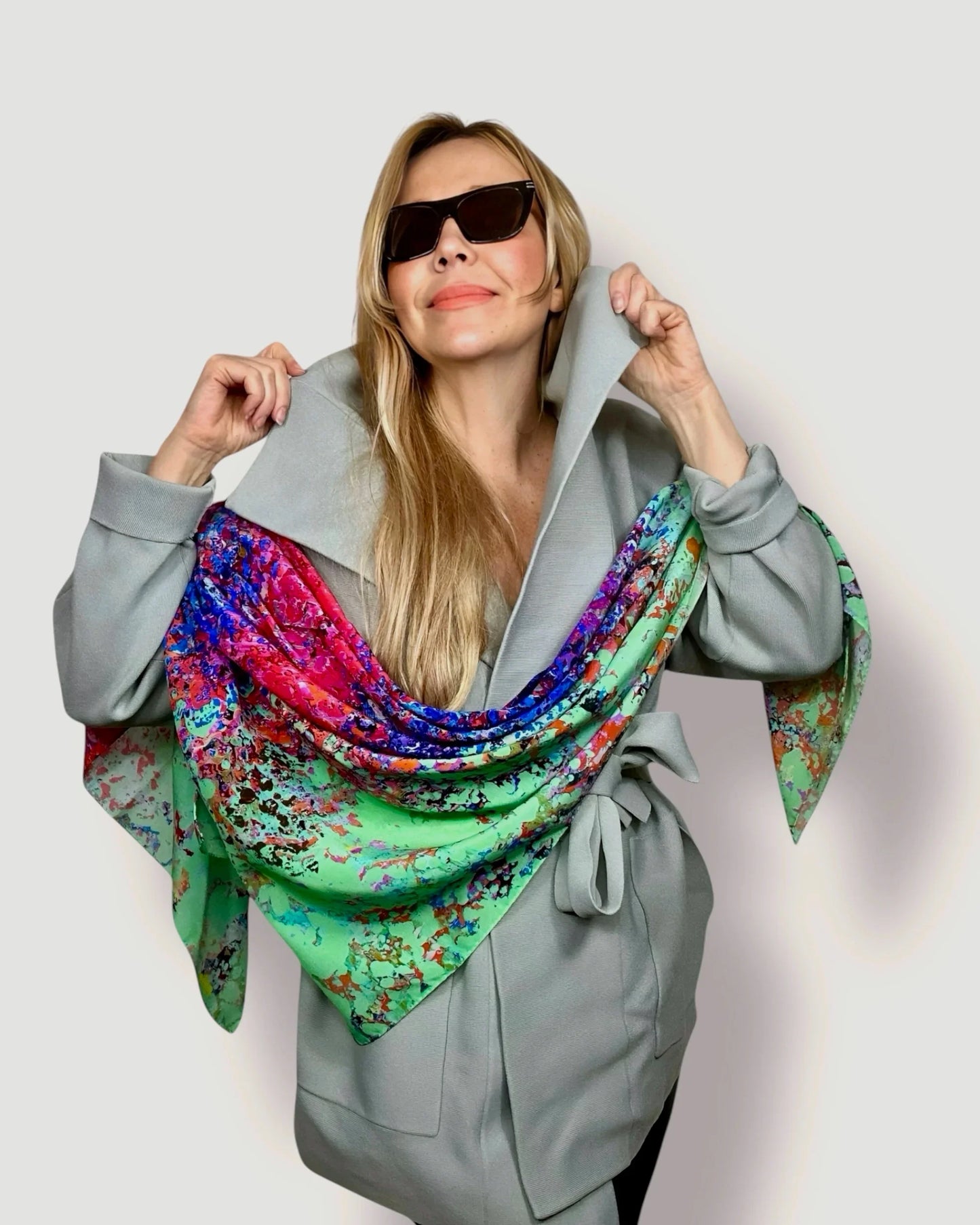 Seidenschal „Wirbelwind der Begierde“ 110 x 110 cm