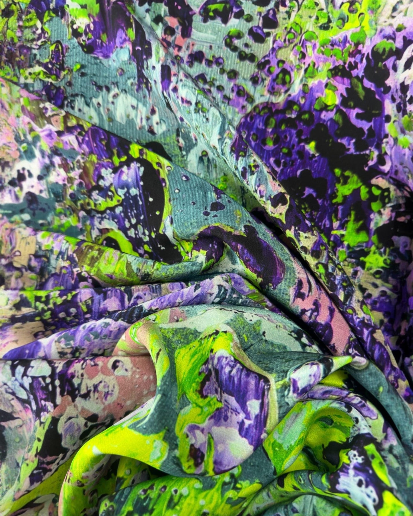 Seidenschal „Unterwasseramazonen“ 110 x 110 cm